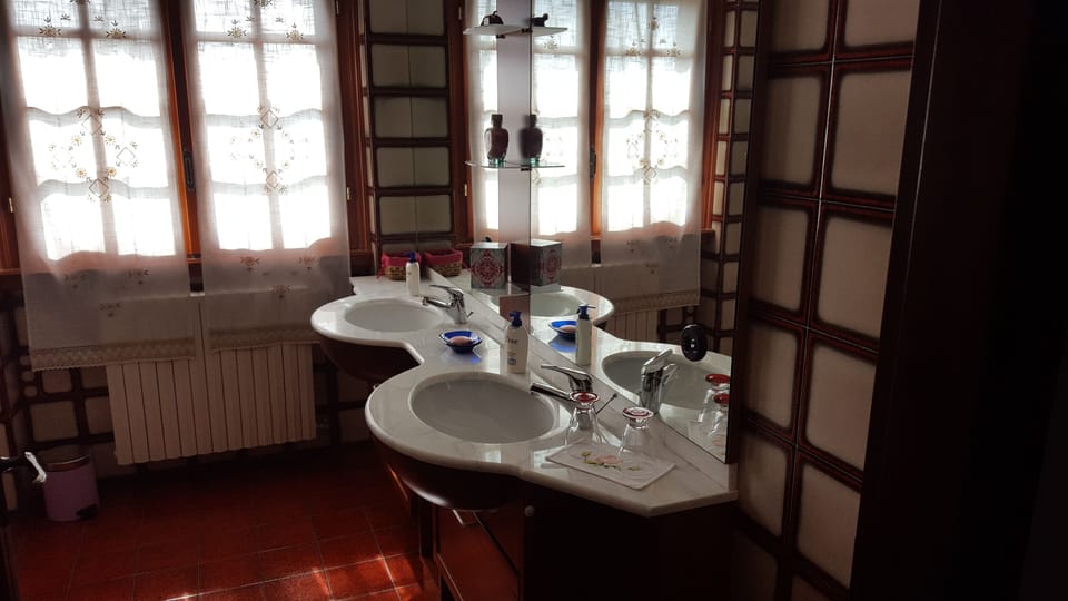 Double Room, Balcony, Garden View | Bathroom | Free toiletries, hair dryer, bathrobes, bidet