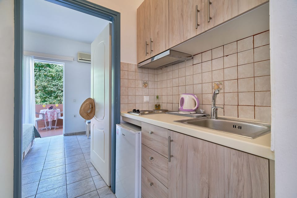 Fridge, stovetop, electric kettle, toaster