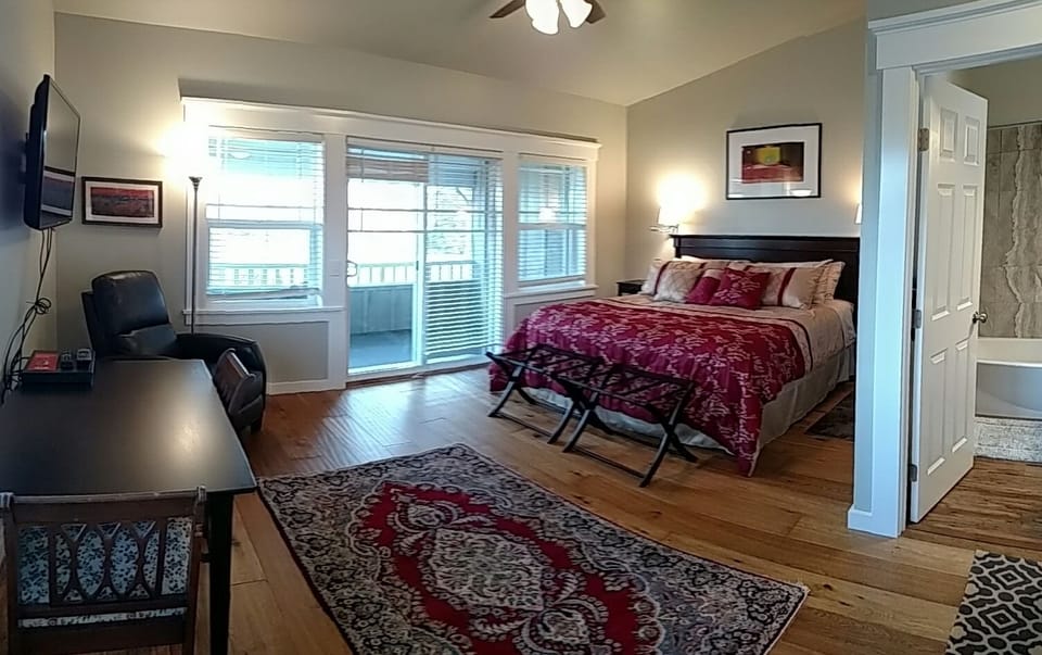 Orcas View Suite (Can Connect to Evergreen Suite) | Egyptian cotton sheets, premium bedding, soundproofing