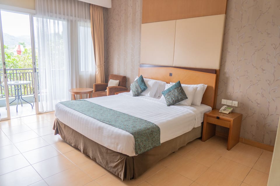 Executive Room | Minibar, in-room safe, desk, iron/ironing board