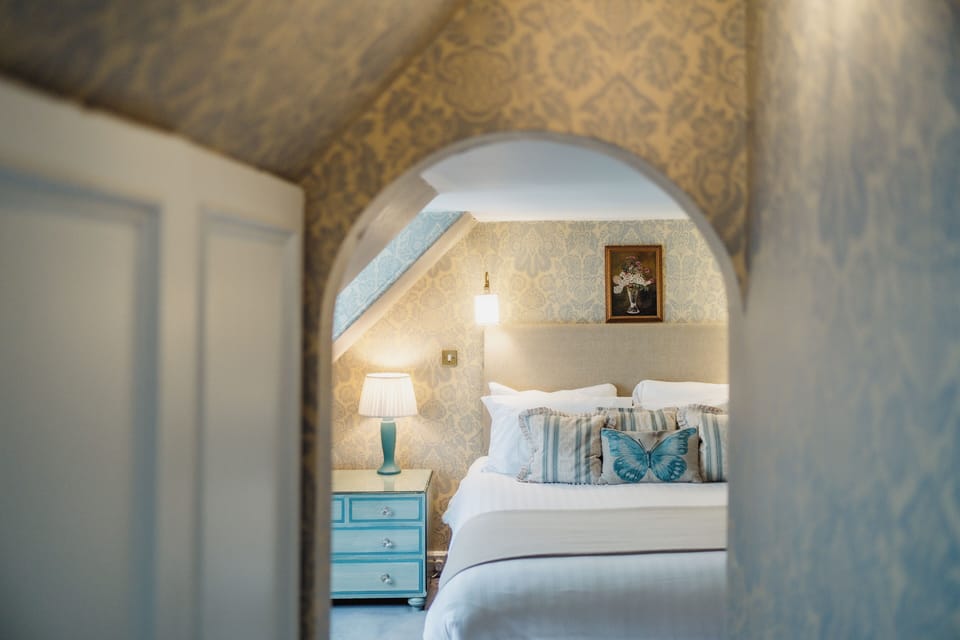 Standard Room, 1 Double Bed (Small with Shower) | Egyptian cotton sheets, premium bedding, pillowtop beds, in-room safe