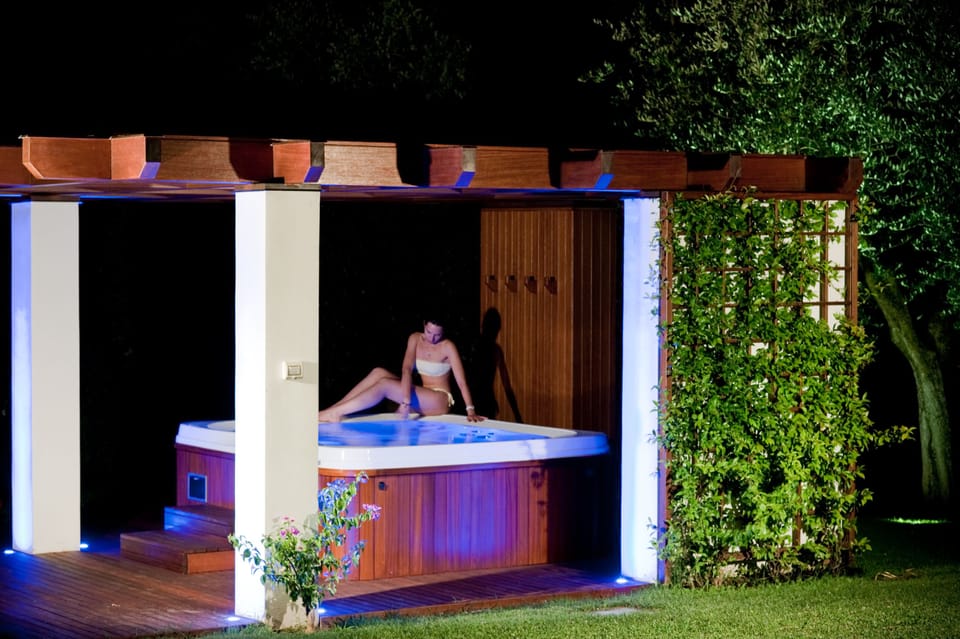 Outdoor spa tub