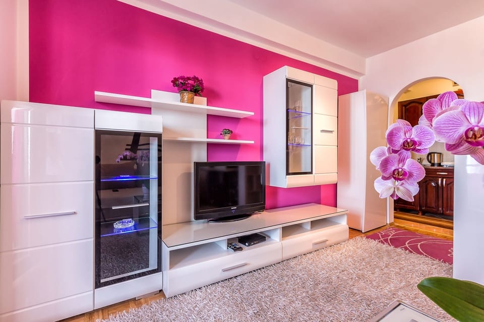 Premium Apartment, 1 Bedroom, 2 Bathrooms, Sea View | Living room | LCD TV