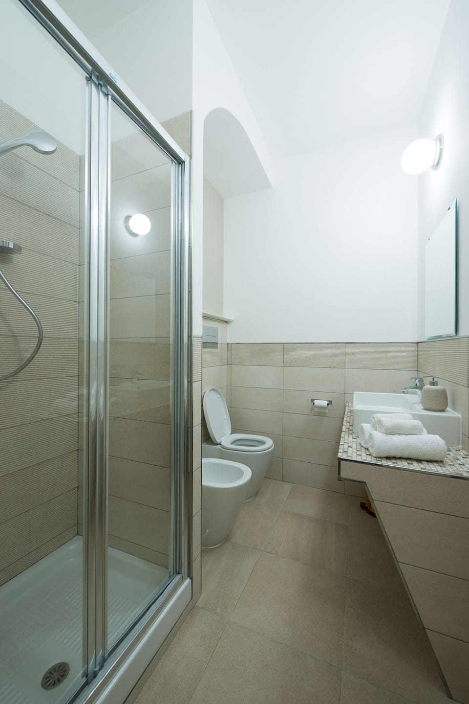Triple Room | Bathroom | Shower, free toiletries, hair dryer, bidet