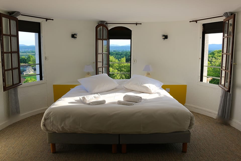 Elite Room, 1 Queen Bed, Valley View | Premium bedding, individually decorated, individually furnished, desk