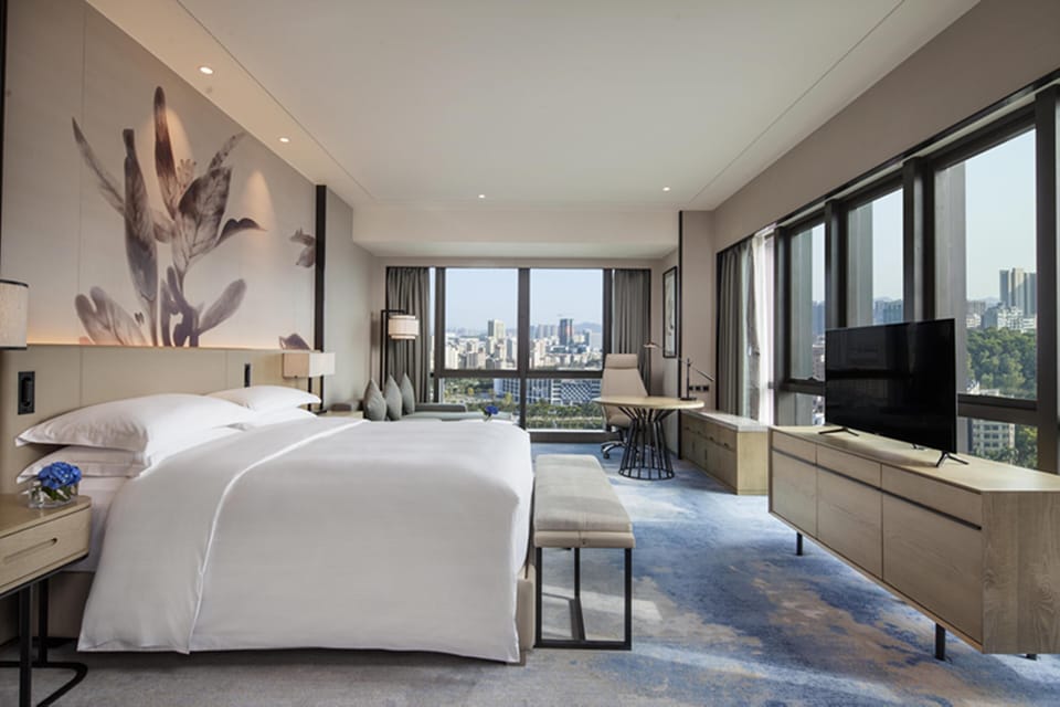 Deluxe Room, 1 King Bed, Non Smoking | Premium bedding, down comforters, memory foam beds, minibar