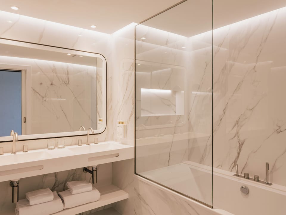 Deluxe Room Frontal Sea View | Bathroom | Shower, free toiletries, hair dryer, towels
