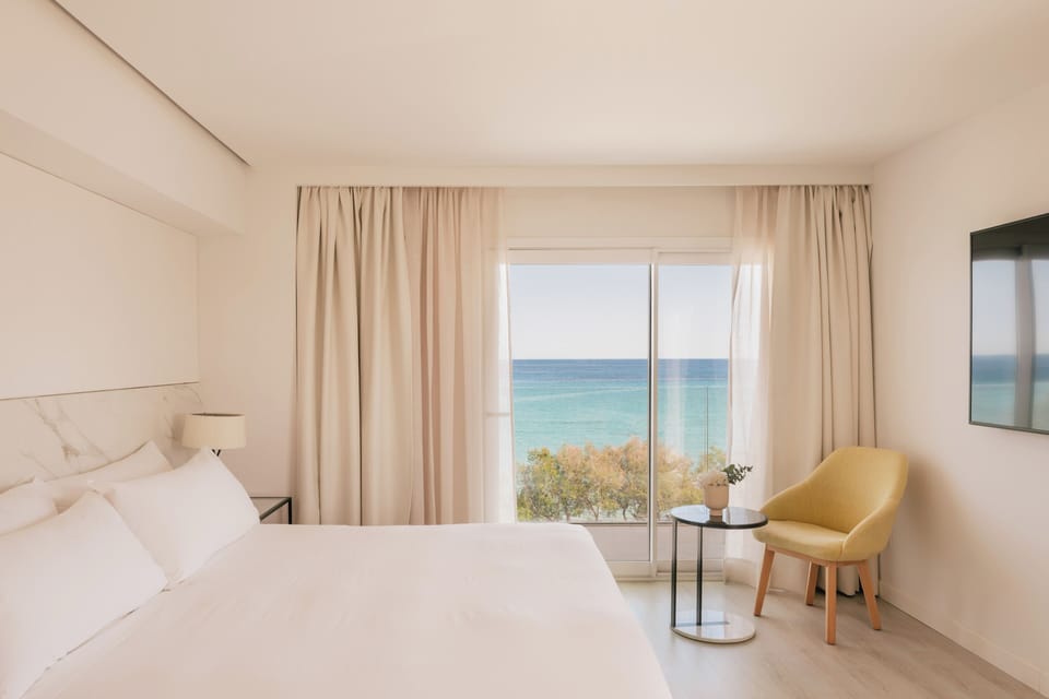 Junior Suite Frontal Sea View | Minibar, free WiFi, bed sheets