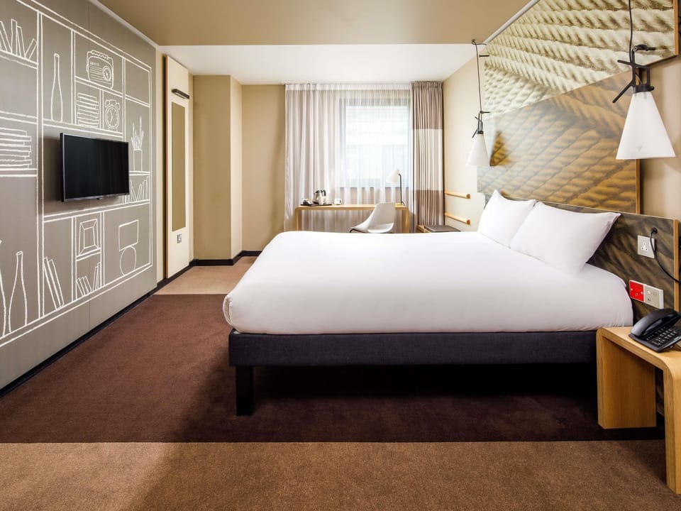 Room, 2 Twin Beds, Accessible | Hypo-allergenic bedding, desk, blackout drapes, soundproofing