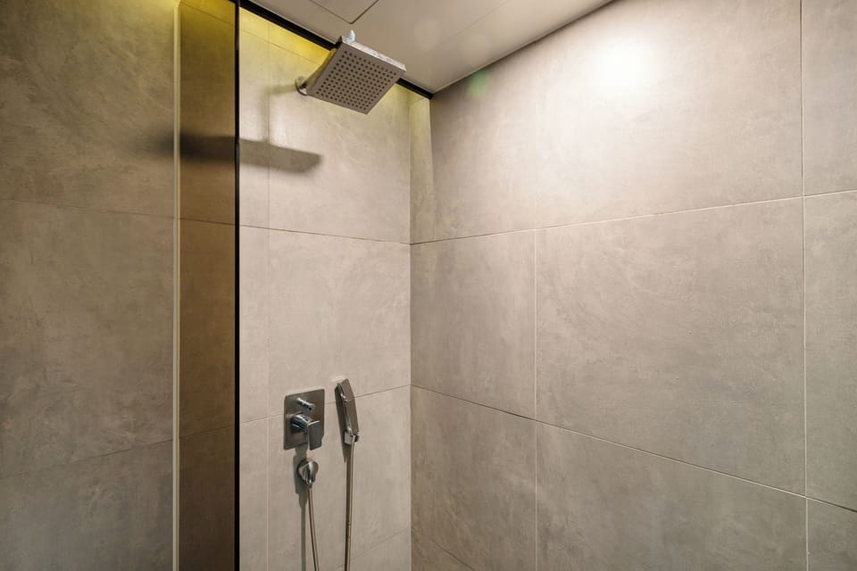 Double Room | Bathroom | Deep soaking tub, hydromassage showerhead, hair dryer, bathrobes