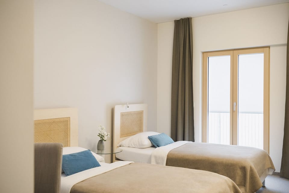 Hypo-allergenic bedding, in-room safe, desk, soundproofing