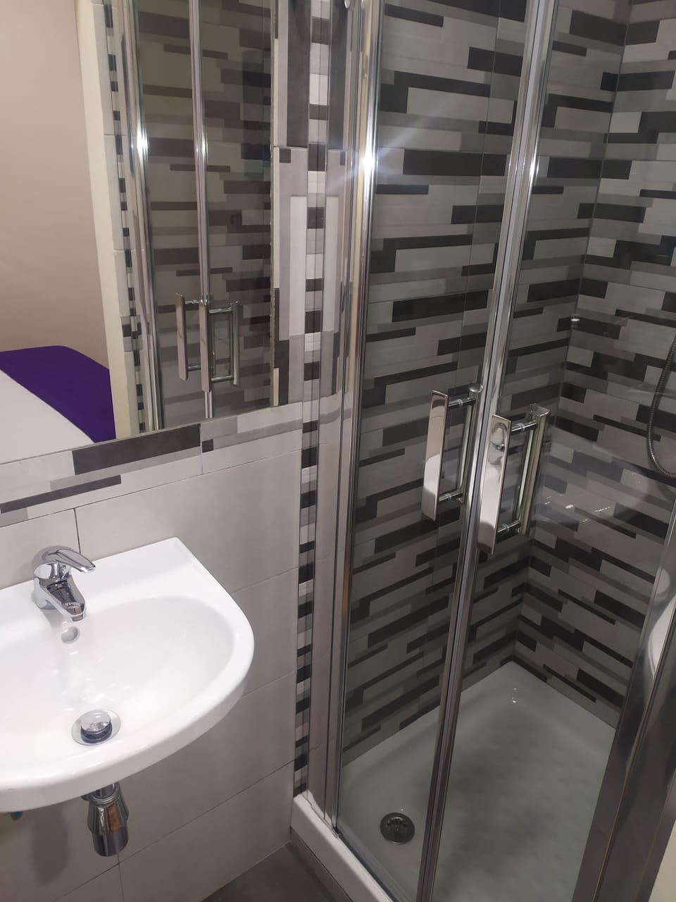 INDIVIDUAL (CAMA MATRIMONIAL) BAÑO PRIVADO | Bathroom | Free toiletries, hair dryer, towels