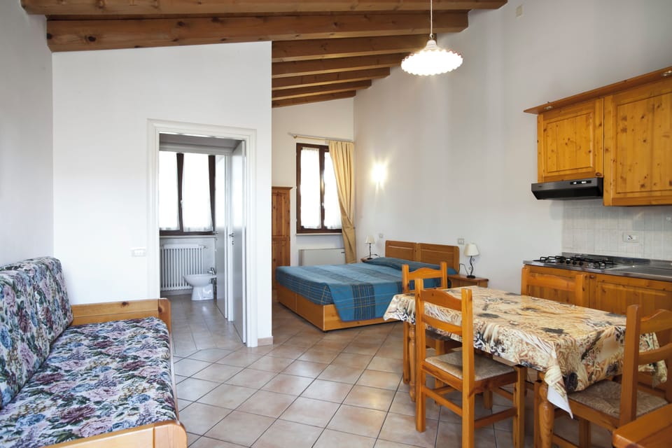 Classic Studio, Kitchenette | Desk, rollaway beds, free WiFi, bed sheets