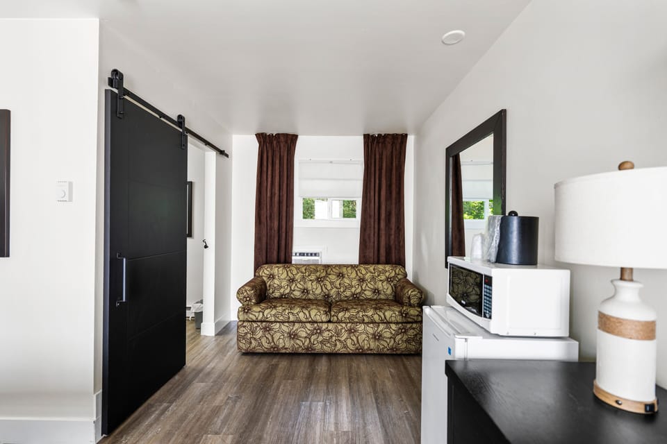 Signature Room, 1 King Bed | Living area | Flat-screen TV