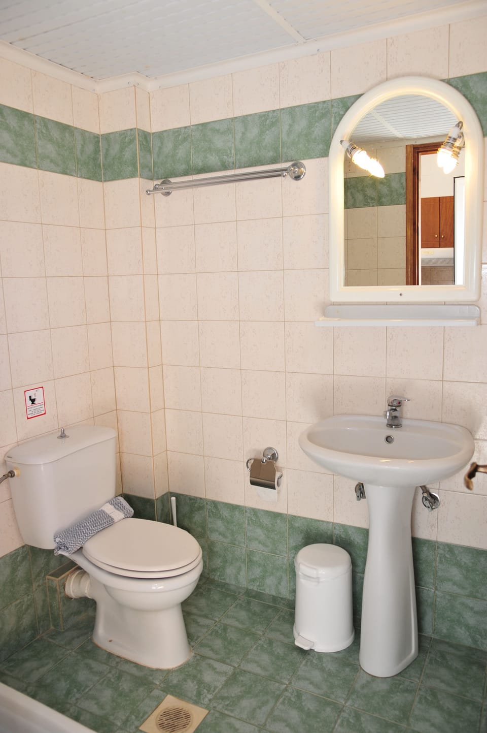 Studio | Bathroom | Shower, hair dryer, towels