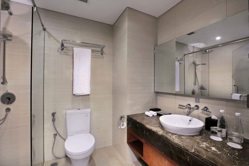 Shower, rainfall showerhead, free toiletries, hair dryer