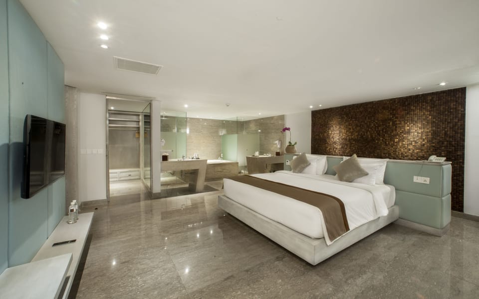 Suite, 1 King Bed, City View | In-room safe, desk, soundproofing, iron/ironing board