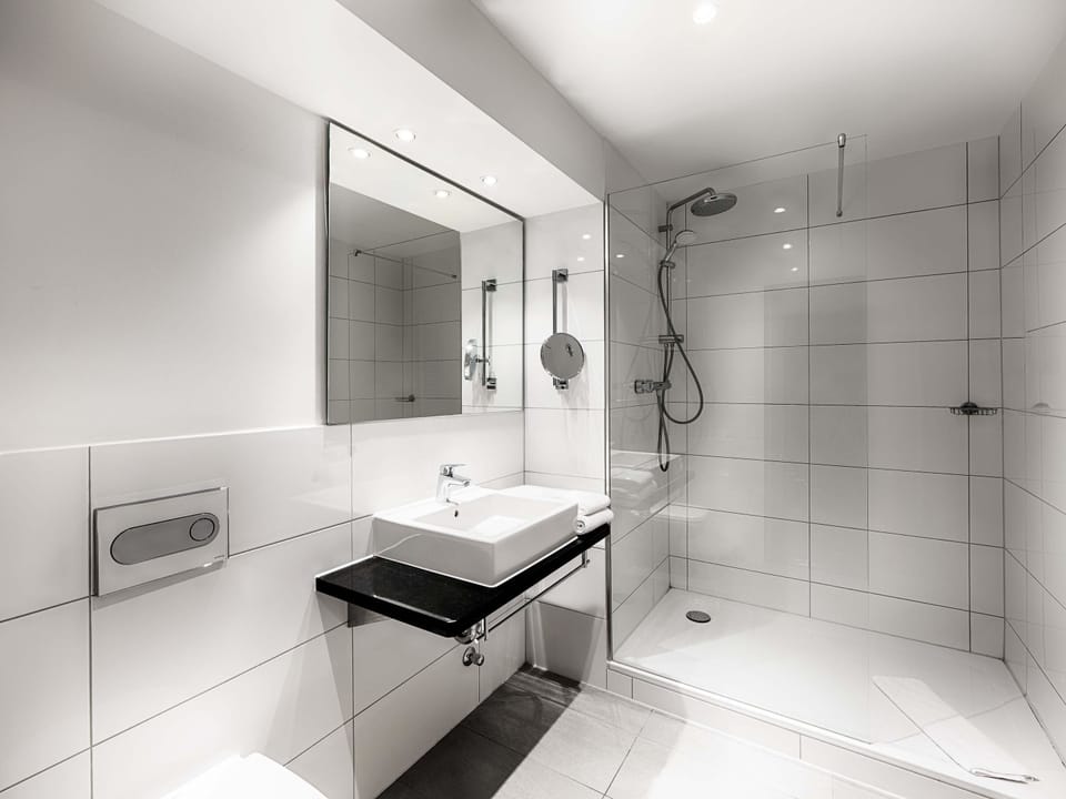 Premium Double Room | Bathroom | Shower, hair dryer, towels