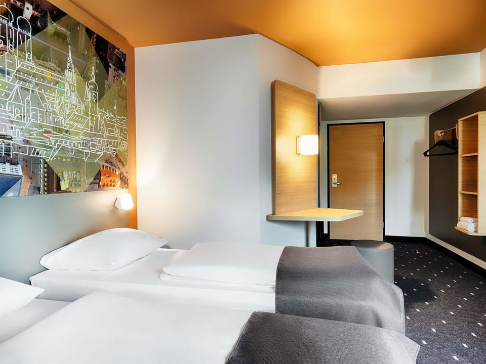 Twin Room | Hypo-allergenic bedding available, in-room safe, desk, blackout drapes
