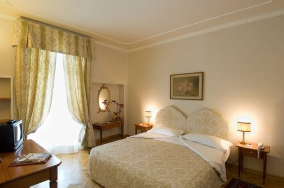Deluxe Double or Twin Room | Minibar, in-room safe, desk, blackout drapes