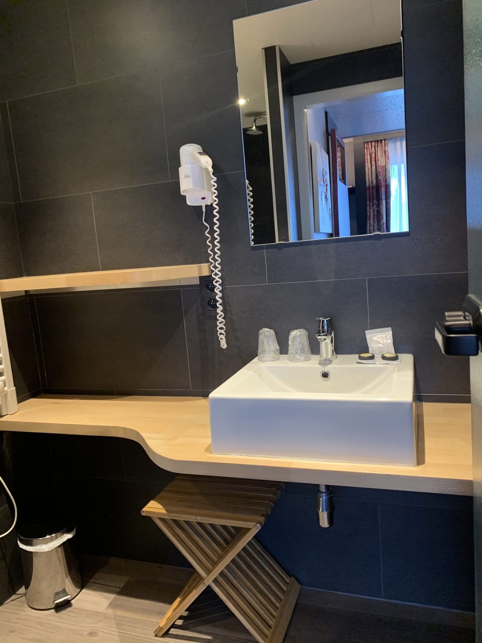 Standard Twin Room | Bathroom | Free toiletries, hair dryer, bathrobes