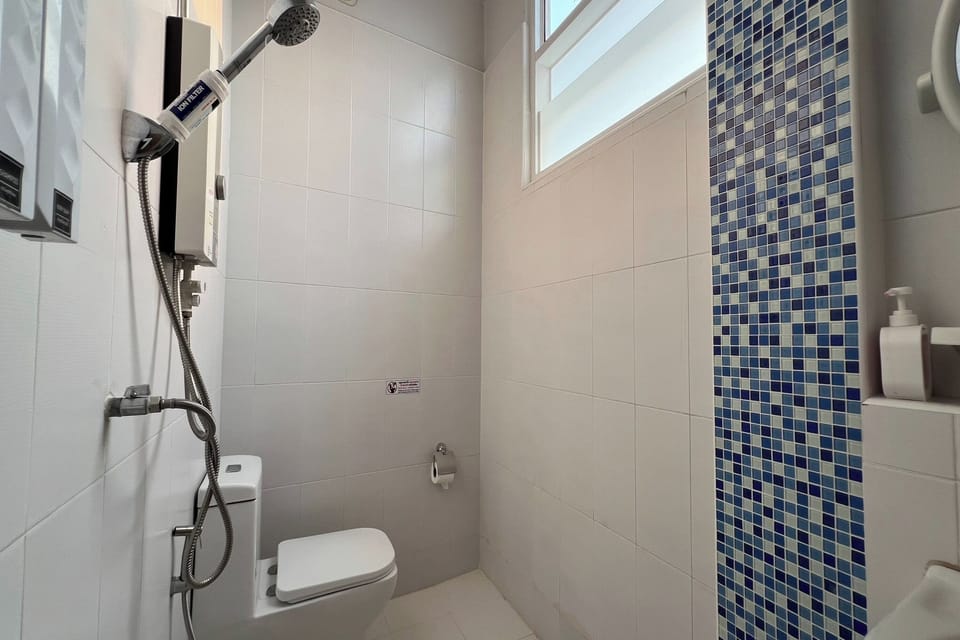 Shower, rainfall showerhead, free toiletries, hair dryer