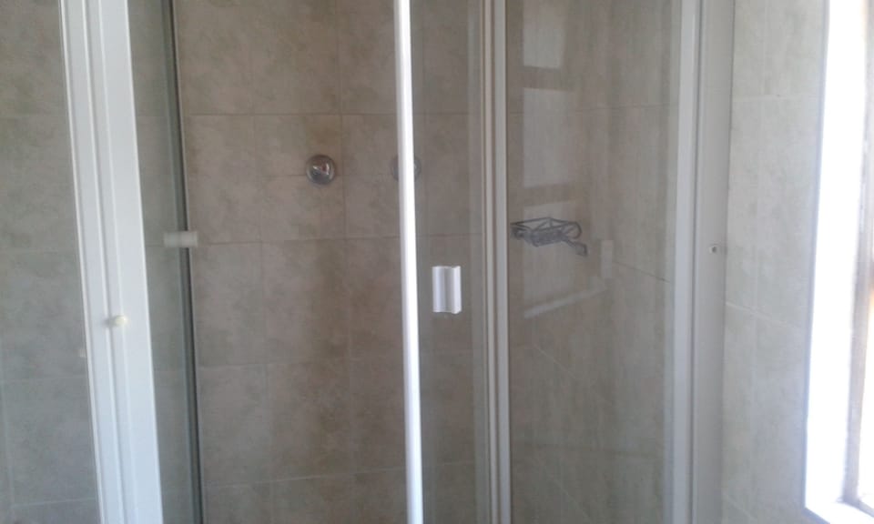 Standard Chalet, 1 Double Bed | Bathroom shower