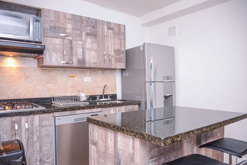 Comfort Apartment, 3 Bedrooms, Hot Tub, City View | In-room dining
