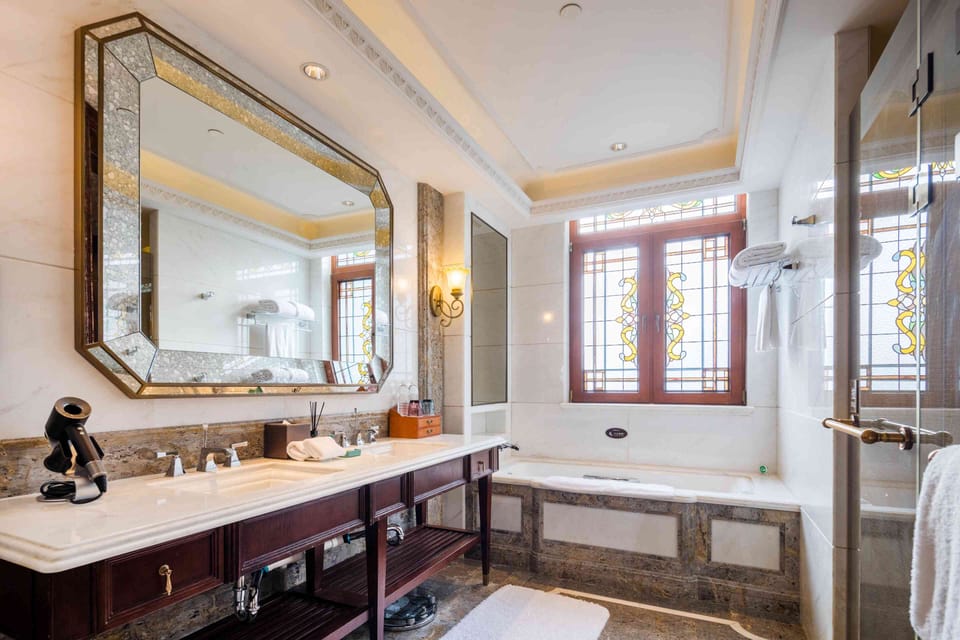 Suite, Garden View | Bathroom | Separate tub and shower, free toiletries, hair dryer, slippers