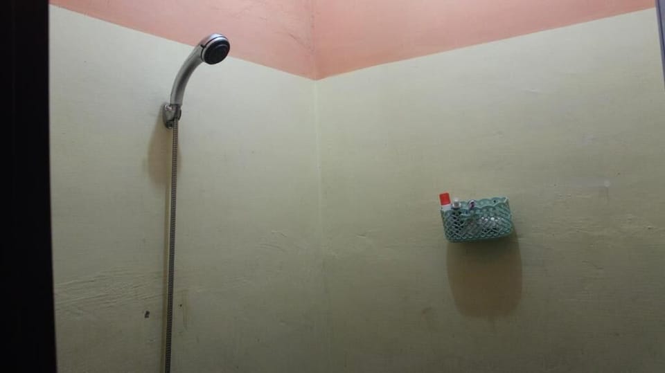 Shower, free toiletries