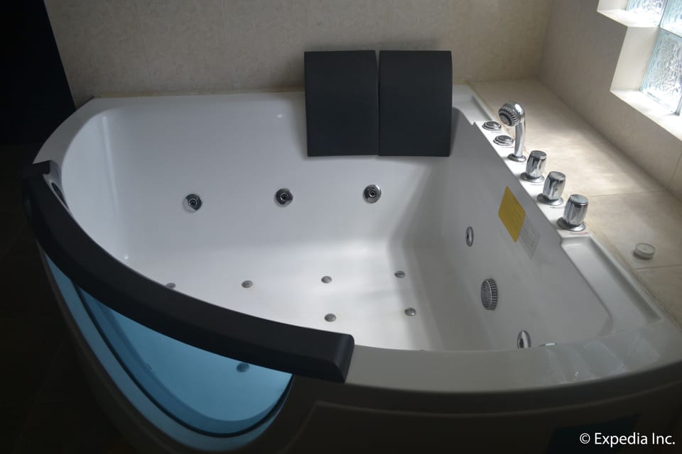 Jacuzzi Room | Jetted tub