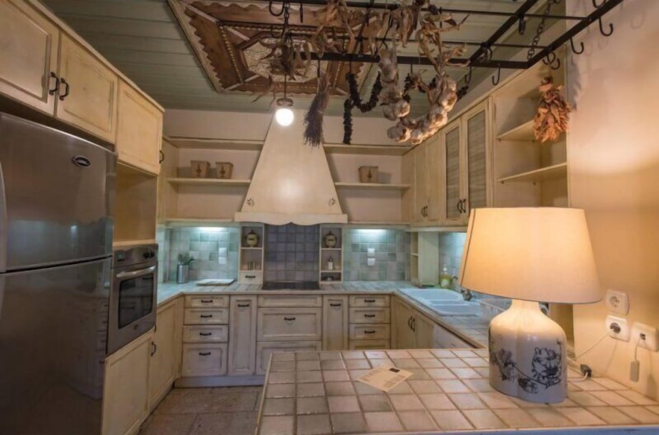 Family Suite | Private kitchen | Full-size fridge, oven, stovetop, dishwasher