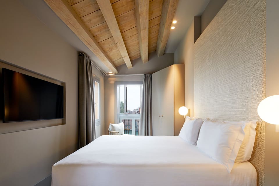 Double Room Grand Canal View | Hypo-allergenic bedding, minibar, in-room safe, desk