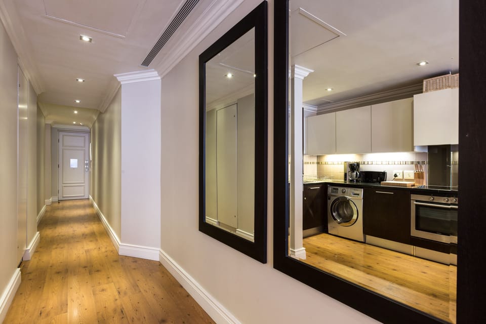 Signature Apartment | Private kitchen | Full-size fridge, oven, stovetop, electric kettle