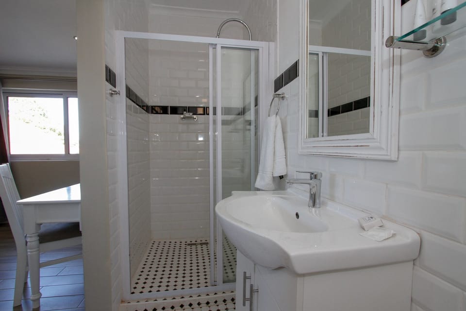Comfort Double or Twin Room, 4 Bedrooms | Bathroom | Shower, rainfall showerhead, free toiletries, hair dryer
