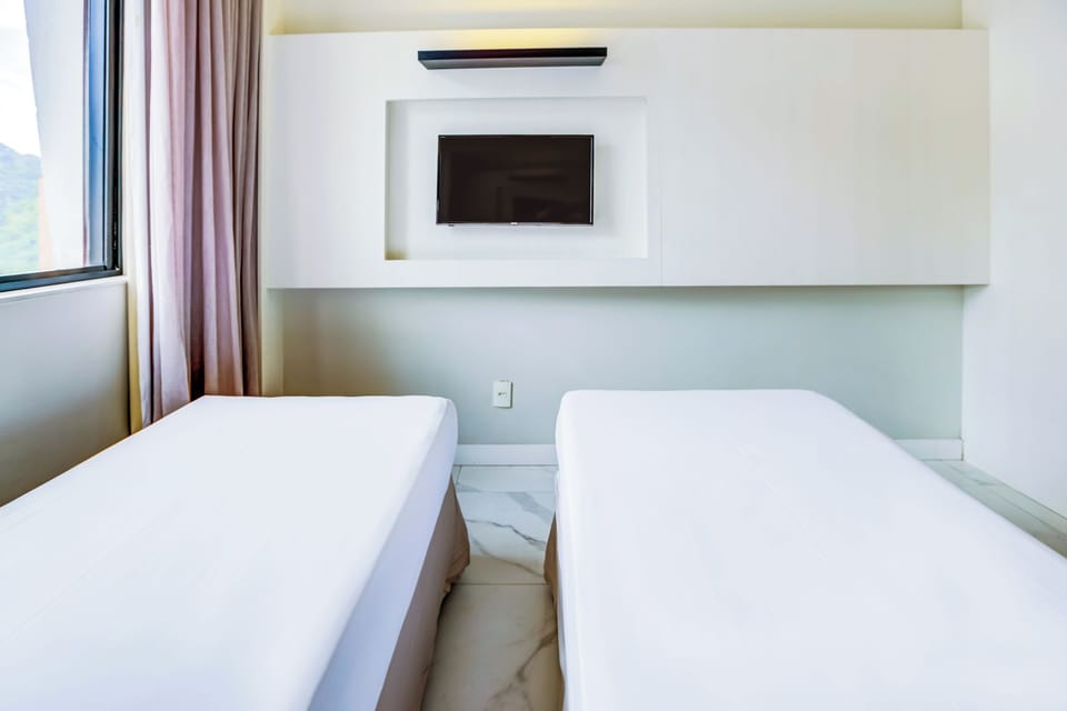Luxo Twin Room | Minibar, in-room safe, laptop workspace, soundproofing
