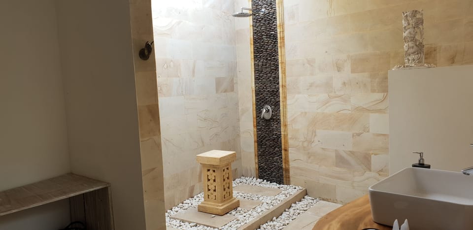 Deluxe Bungalow, 1 Bedroom | Bathroom | Shower, free toiletries, towels