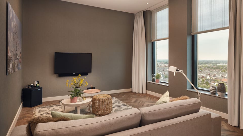 Luxury Suite, 1 Bedroom, Hot Tub, City View | Living room | Flat-screen TV
