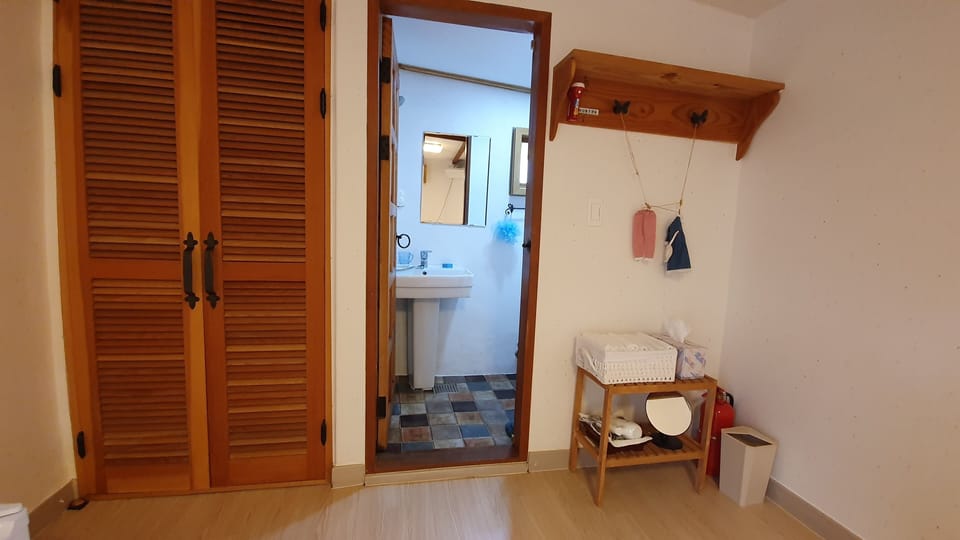 Ggulbam | Bathroom | Shower, free toiletries, hair dryer, slippers