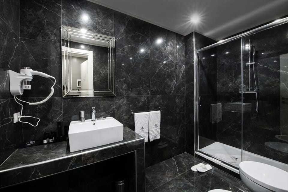 Shower, rainfall showerhead, free toiletries, hair dryer