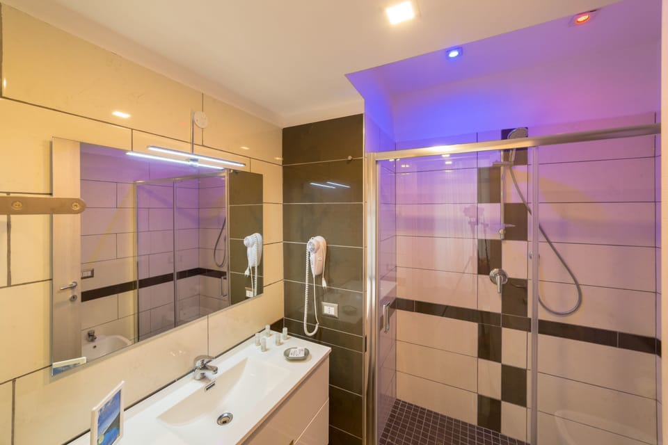 Superior Studio | Bathroom | Shower, free toiletries, hair dryer, bidet