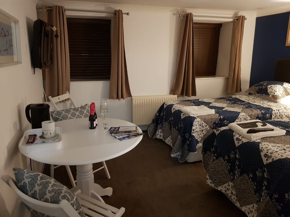 Classic Suite, 2 Bedrooms, Kitchenette | 3 bedrooms, premium bedding, desk, laptop workspace