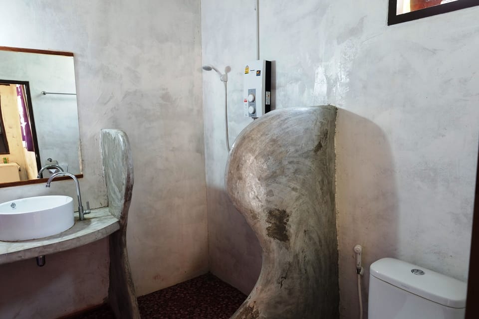 Deluxe with Garden View | Bathroom | Free toiletries, hair dryer, towels