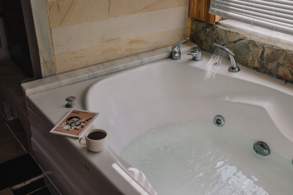 Jakuzili Junior Suite | Bathroom | Free toiletries, hair dryer, slippers, towels