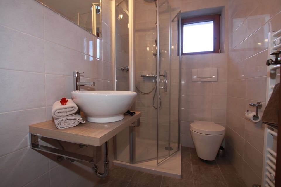 Comfort Double Room, 1 Bedroom, Non Smoking, Garden View | Bathroom | Shower, rainfall showerhead, free toiletries, hair dryer