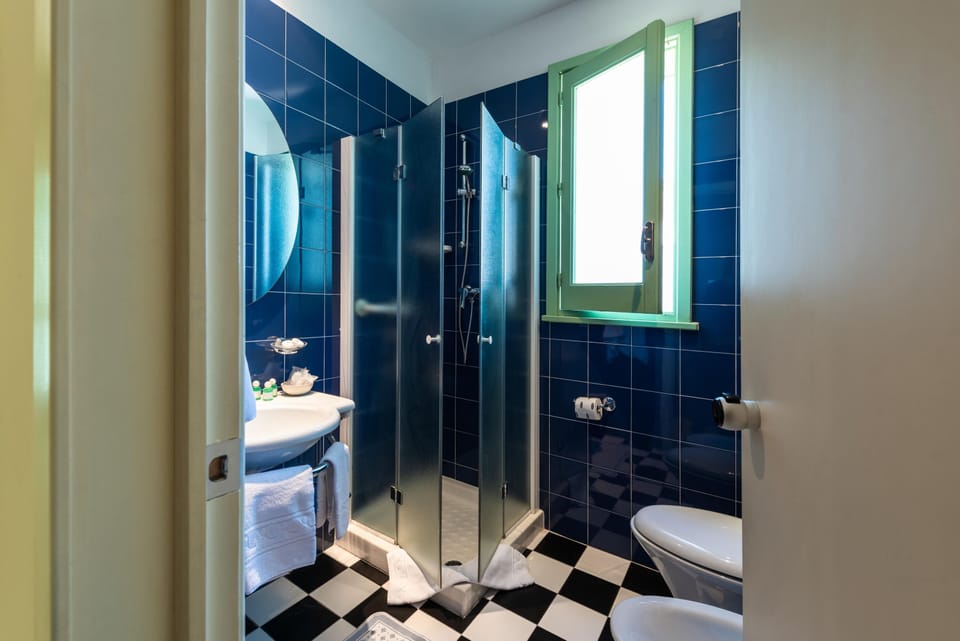 Superior Triple Room, Sea View | Bathroom | Shower, free toiletries, hair dryer, bidet