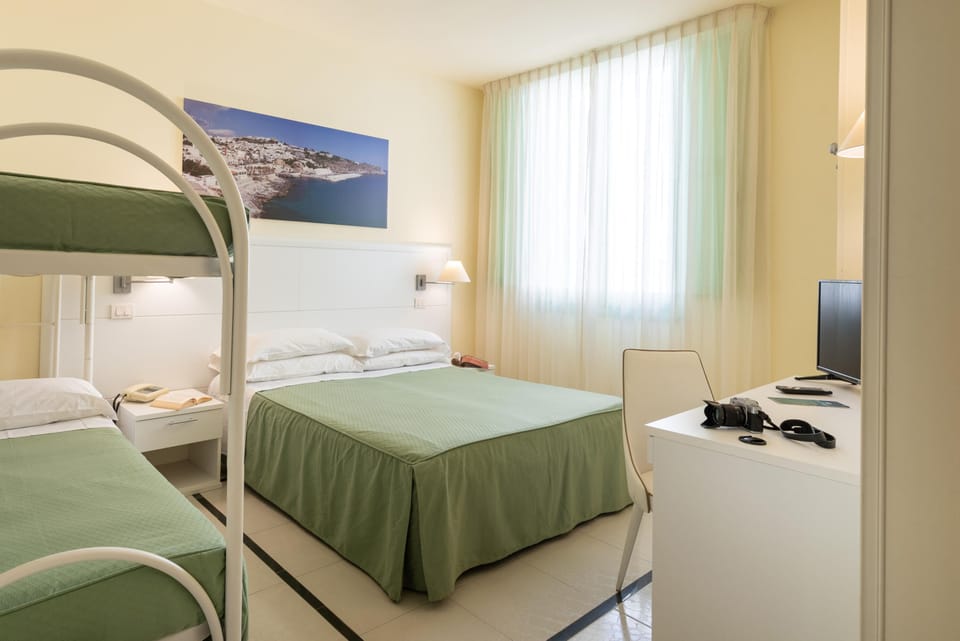 Classic Quadruple Room | Minibar, in-room safe, desk, soundproofing