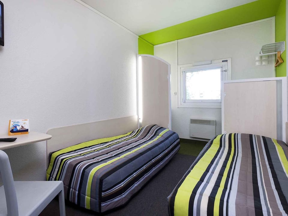 Free WiFi, bed sheets