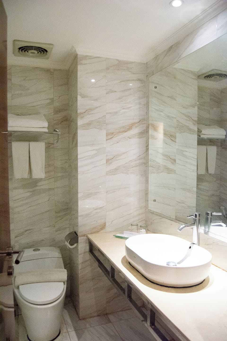 Deluxe Double Room | Bathroom | Shower, free toiletries, hair dryer, slippers