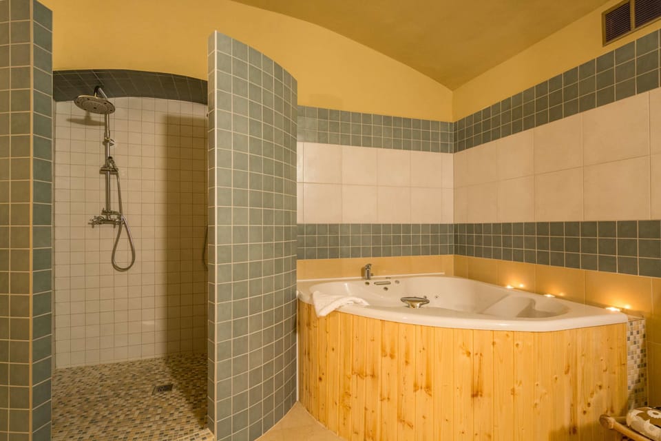 Indoor spa tub